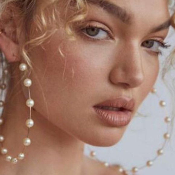 Zakra Jewelry Jewelry - NEW! PEARL HOOPS